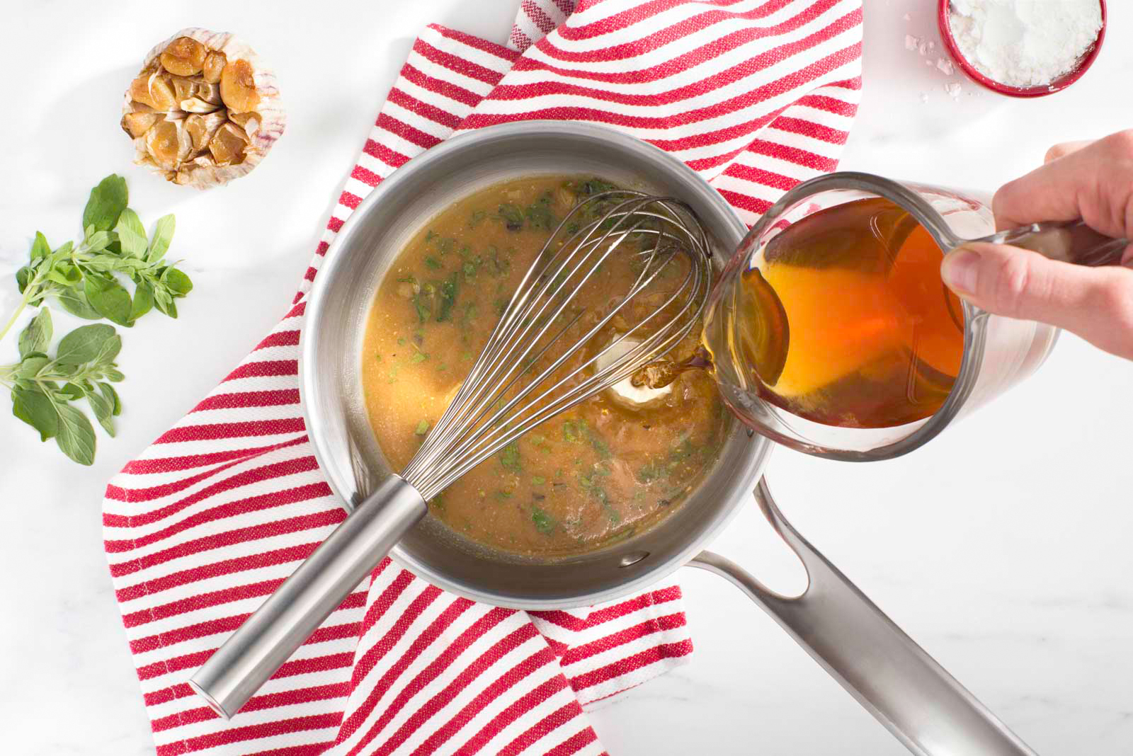 Comment faire une sauce dans une rôtissoire avec du bouillon de bœuf