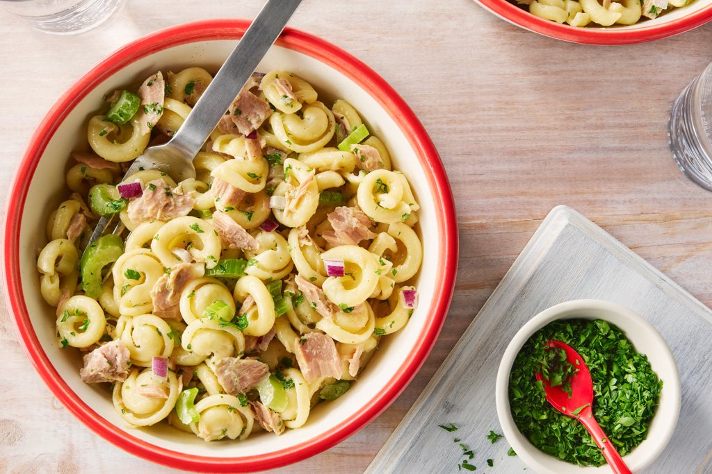 Salade de pâtes au thon avec céleri et fines herbes