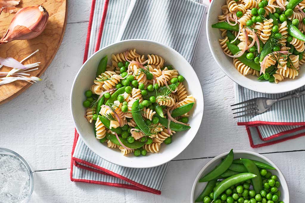 Salade estivale de pois et de pâtes aux herbes