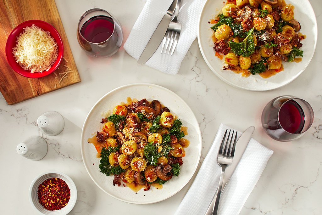 Casserole de gnocchis grillés avec saucisse, champignons et chou frisé