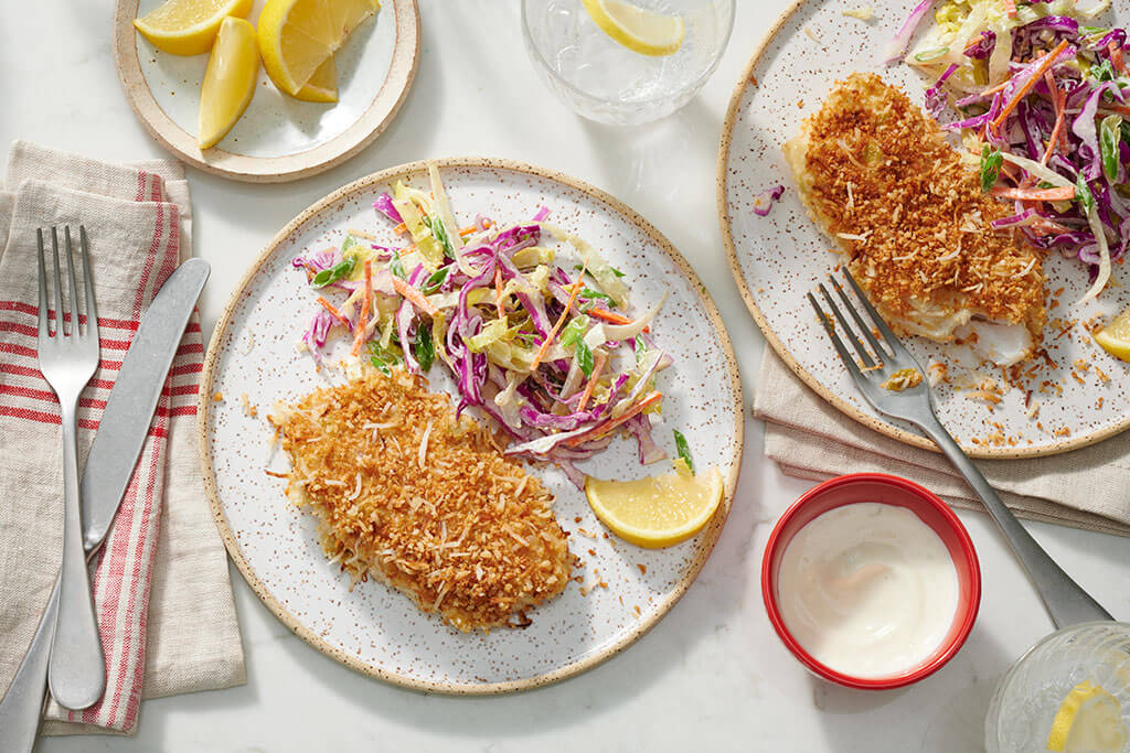 Poisson croustillant à la noix de coco et mélange de salade de chou