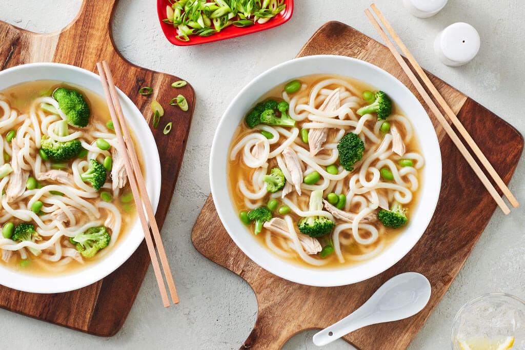 Soupe au poulet et aux nouilles udon « presque » instantanée