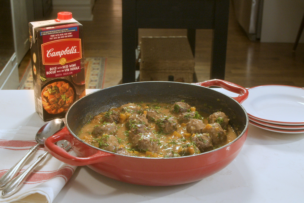 Ragoût de bœuf avec boulettes au vin rouge en un plat