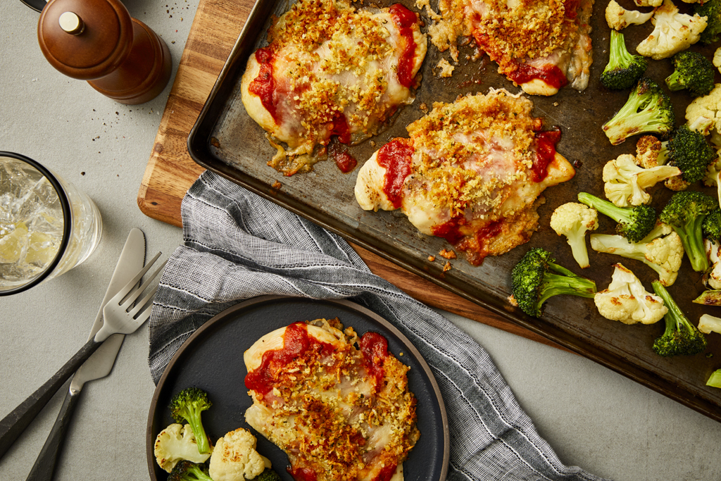 Poulet au parmesan sur plaque à pâtisserie