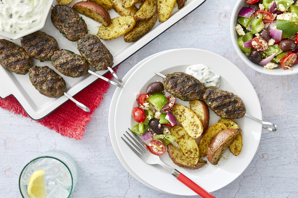 Brochettes de bœuf à la marocaine avec pommes de terre rôties au zaatar sur le barbecue