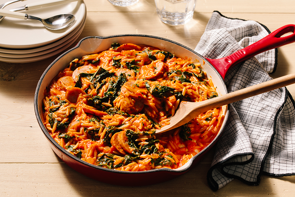 Saucisse de poulet et orzo en un plat