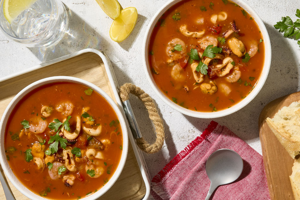Soupe épicée aux fruits de mer et aux tomates