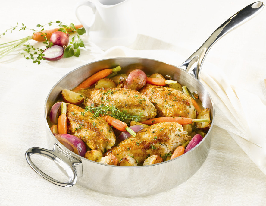 Sauté de poulet pané aux fines herbes et aux légumes