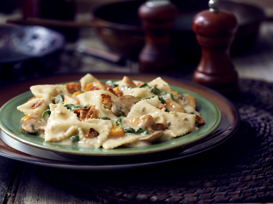 Farfalles au poulet et au bacon avec épinards et champignons