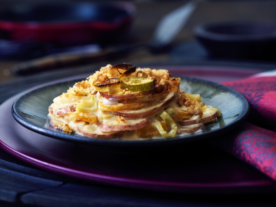 Gratin aux légumes de la récolte avec garniture de parmesan et noix de Grenoble