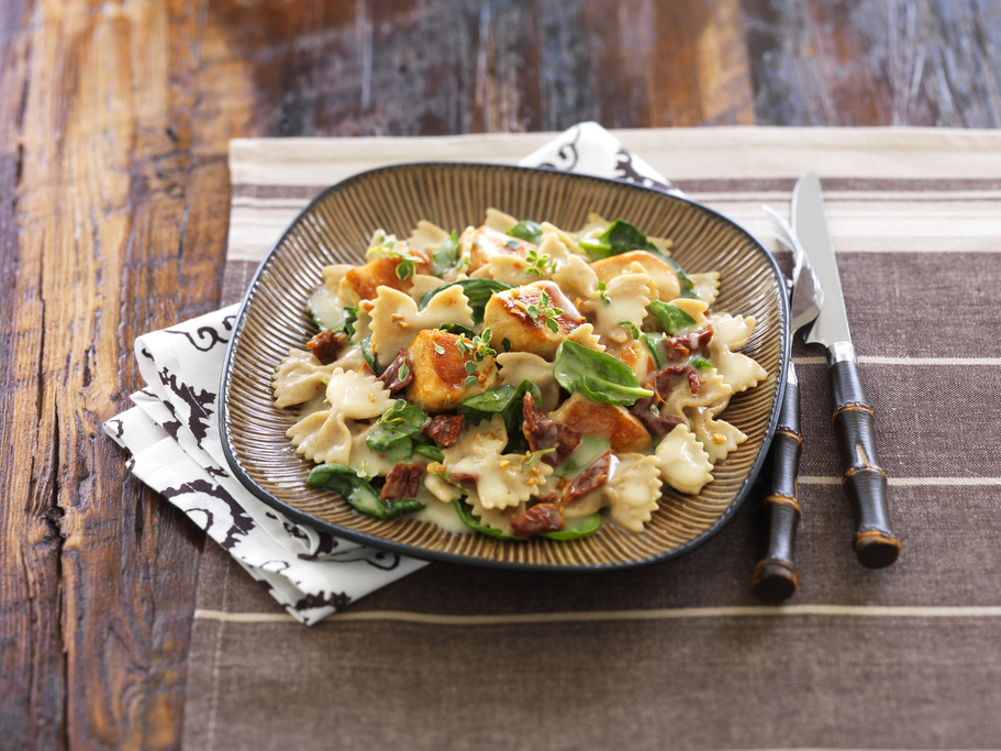 Farfalles au poulet avec tomates séchées au soleil et vin blanc