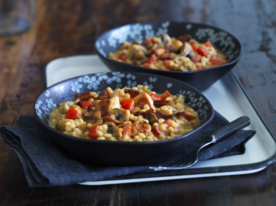 Risotto à l'orge avec poulet de style chasseur