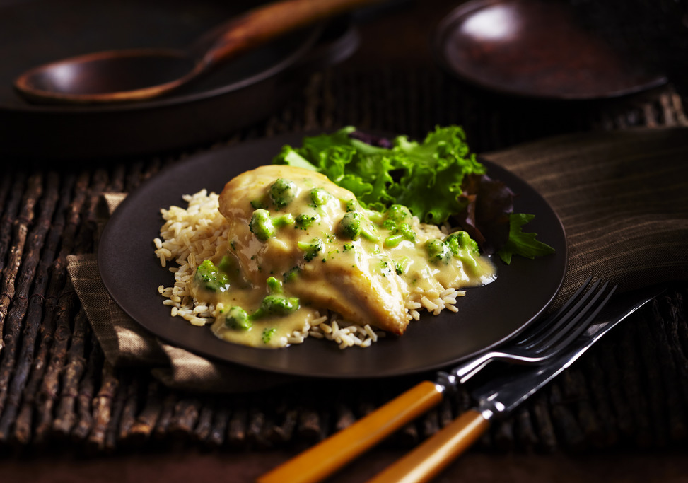 Poulet avec sauce au cheddar et au brocoli