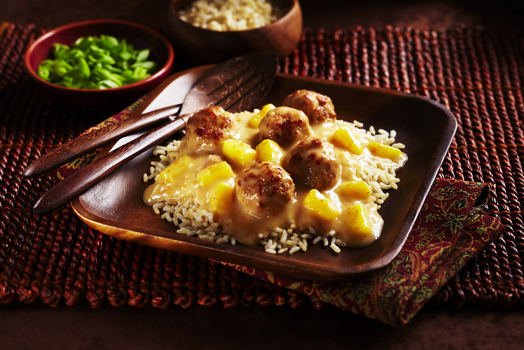 Boulettes de poulet dans une sauce aux ananas et aux prunes