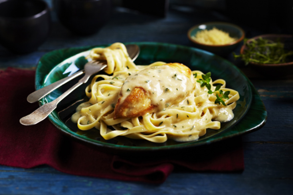 Poulet dans une sauce au vin blanc, au parmesan et à la crème