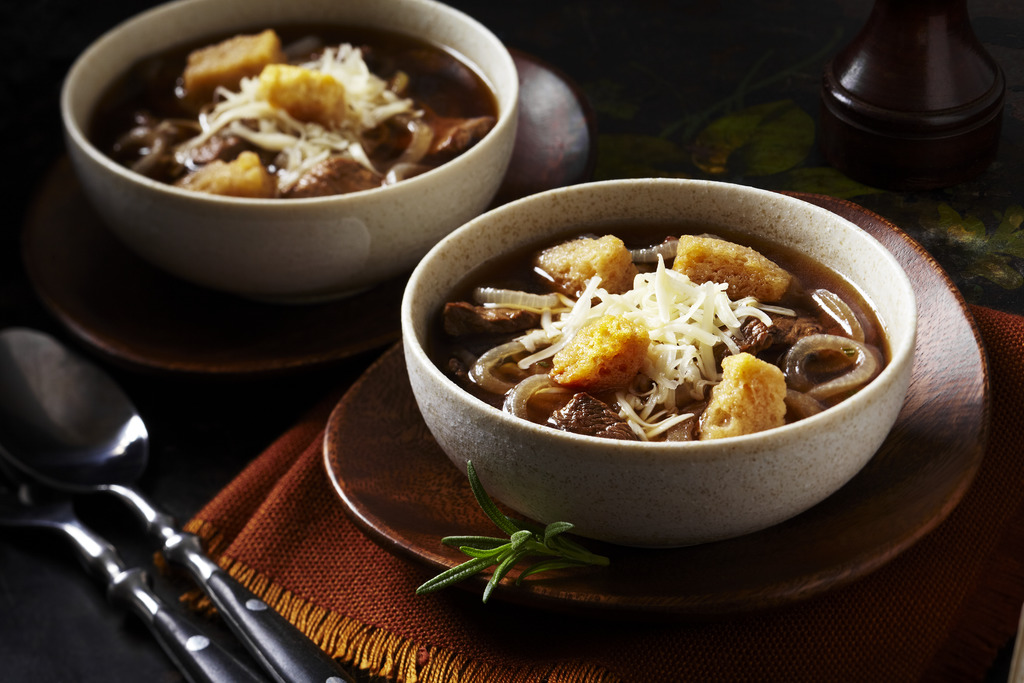 Soupe nourrissante au bœuf et à l'oignon