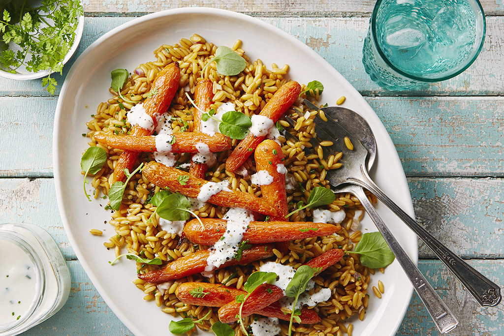 Carottes de printemps rôties sur du kamut aux herbes avec de la sauce yogourt au raifort