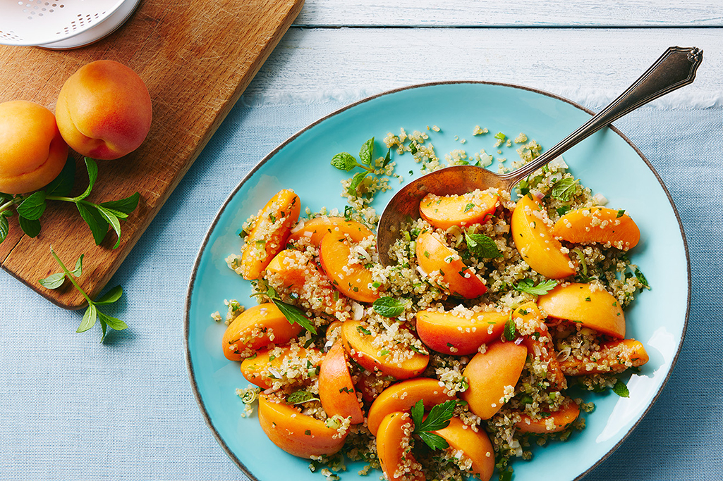 Salade de quinoa à la menthe, avec des poivrons jalapeno et des abricots frais