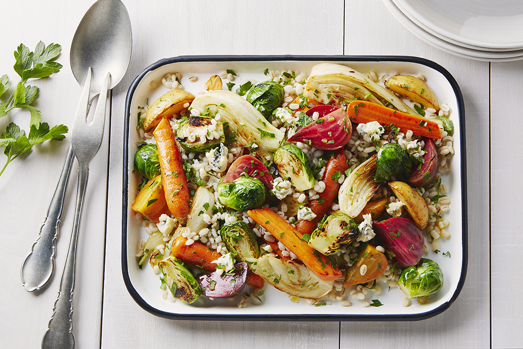 Salade d'orge perlé avec des légumes rôtis et du gorgonzola