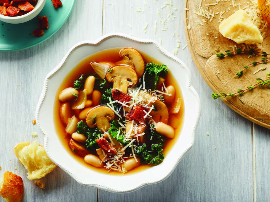 Soupe à la toscane au chou frisé et haricots blancs avec champignons