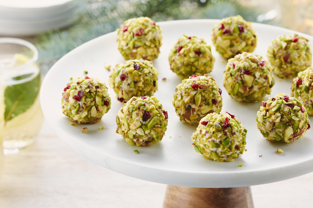 Boules au chèvre, aux pistaches et aux cerises séchées