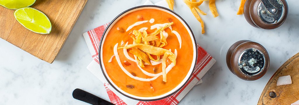 Soupe crémeuse aux tomates et aux haricots noirs avec tacos