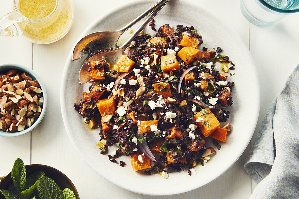 Salade de riz noir au cari, aux patates douces et à la menthe