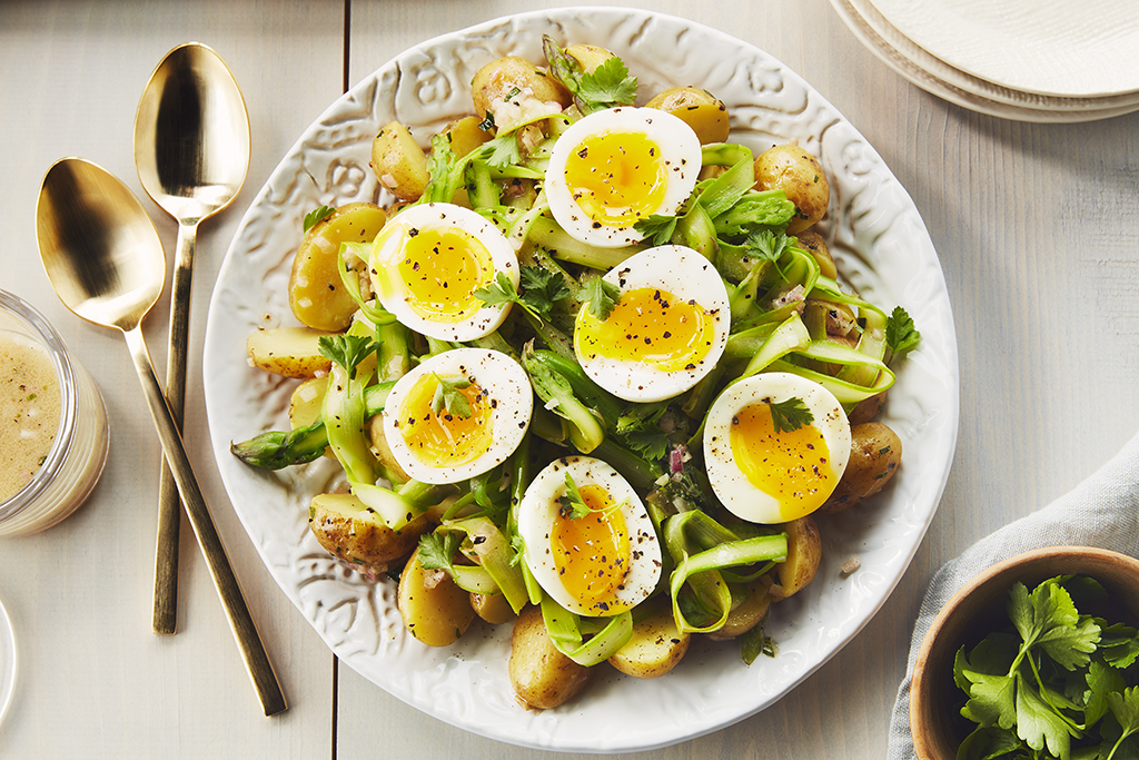 Salade de pommes de terre et d’asperges émincées avec œufs à la coque