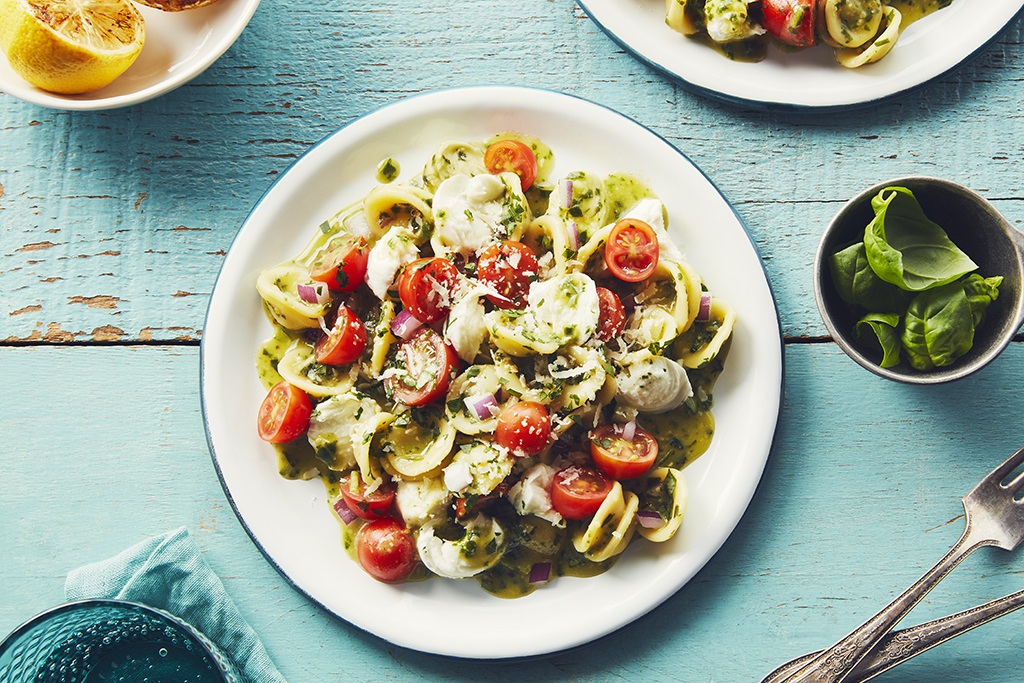 Salade de pâtes au pesto, aux tomates et à la mozzarella