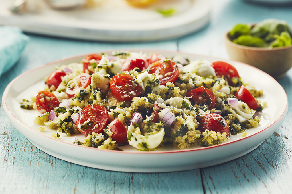 Salade de quinoa au pesto, aux tomates et à la mozzarella