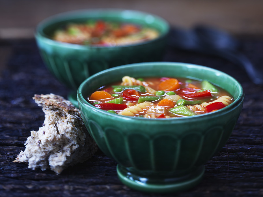 Soupe copieuse aux tomates et aux légumes