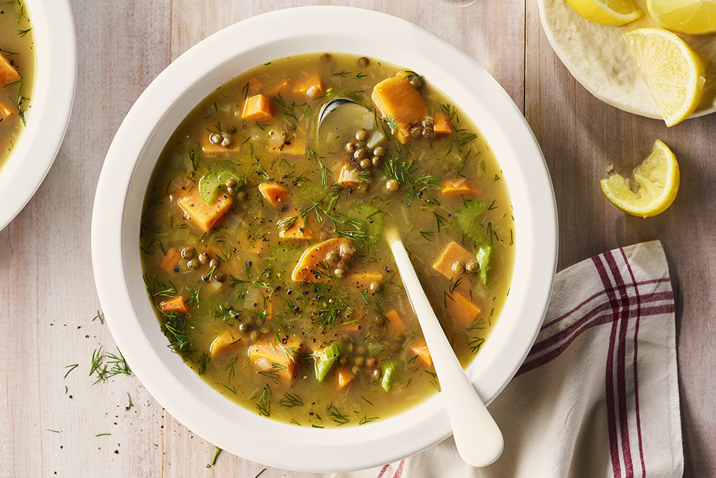 Soupe à la patate douce et aux lentilles avec aneth frais