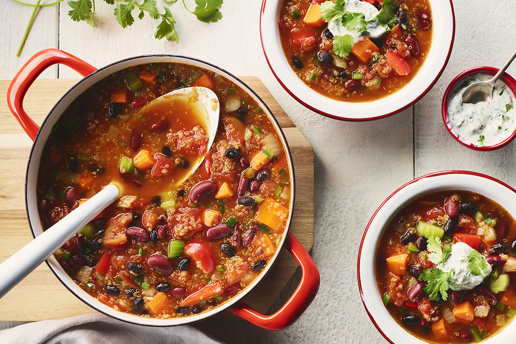 Chili aux légumes avec yogourt à la coriandre fraîche