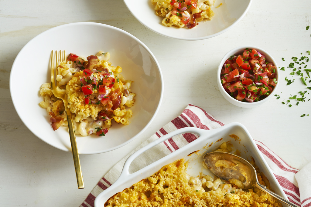 Macaronis au fromage avec créme de bacon et salsa