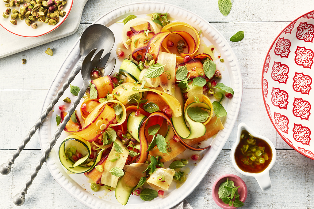 Salade de carottes et courgettes à la menthe, avec pépins de grenade et pistaches