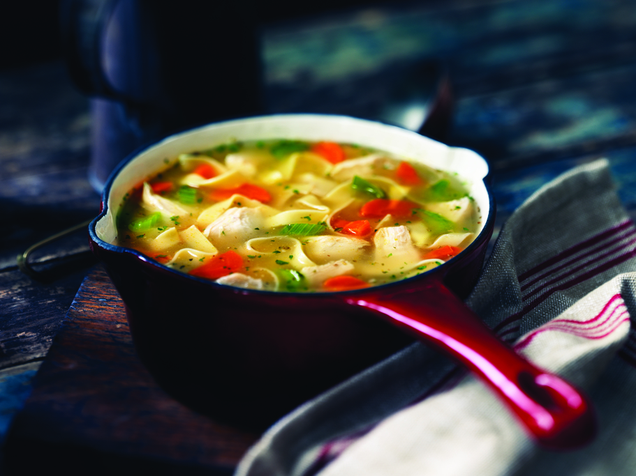 Soupe au poulet et nouilles avec fines herbes et citron