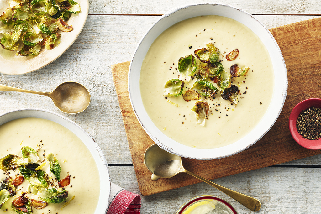 Soupe crémeuse au chou-fleur rôti avec choux de Bruxelles au citron et à l’ail