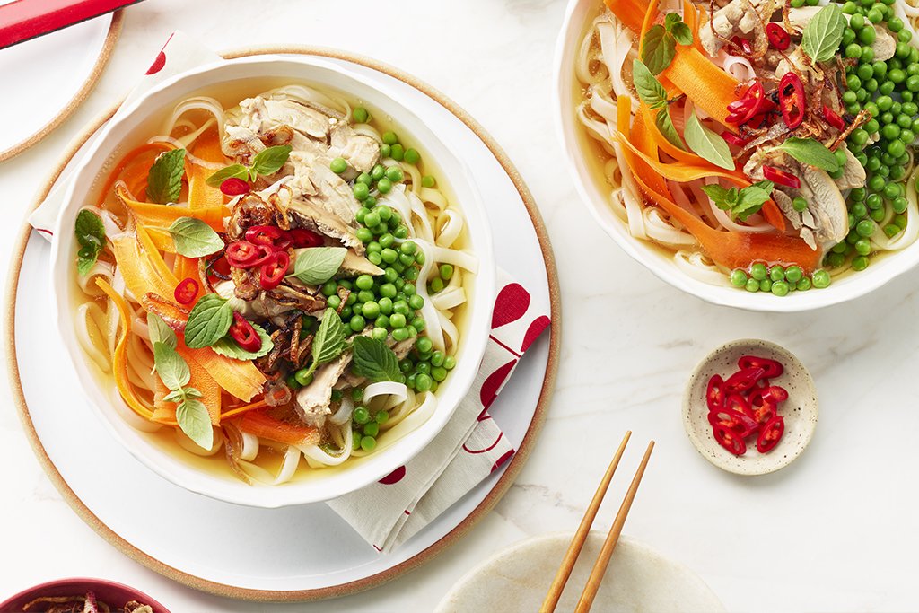 Pho Ga (soupe Pho au poulet) avec échalotes sautées