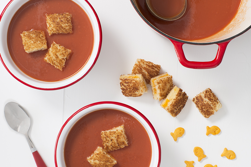 Soupe aux tomates avec croûtons au fromage fondant