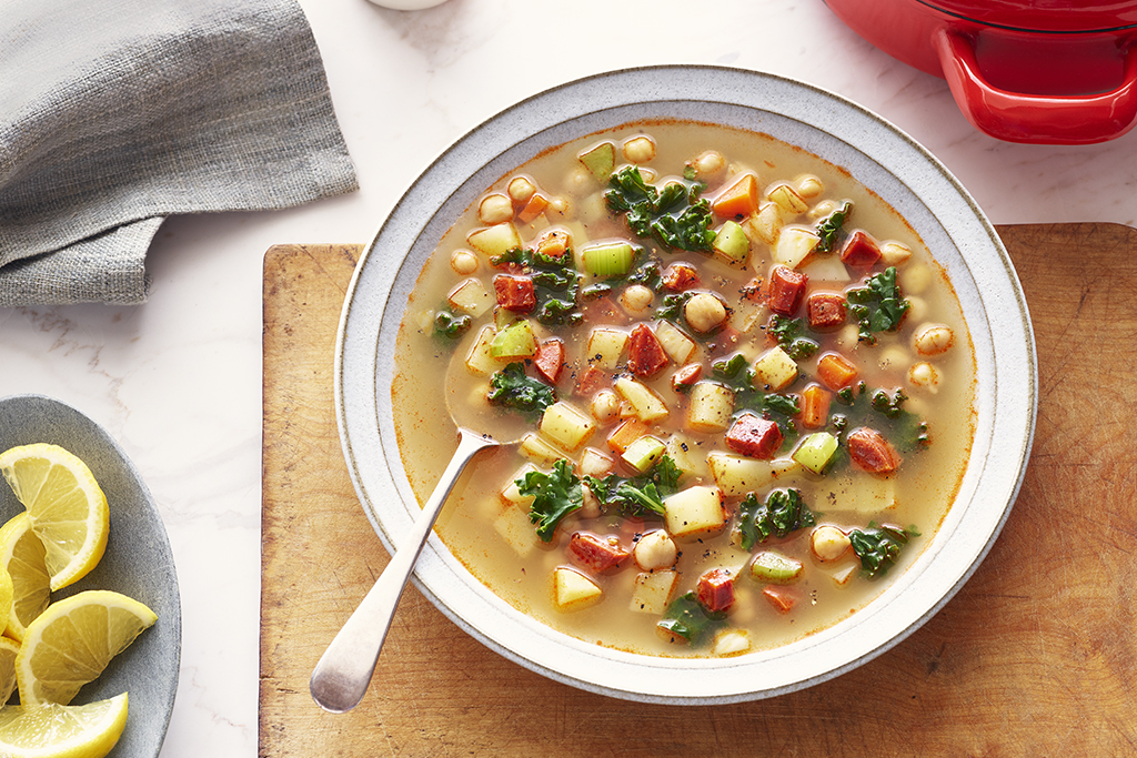 Soupe au chorizo, aux pois chiches et aux légumes verts à feuilles