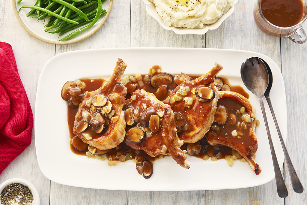 Casserole de côtelettes de porc aux champignons et au romarin