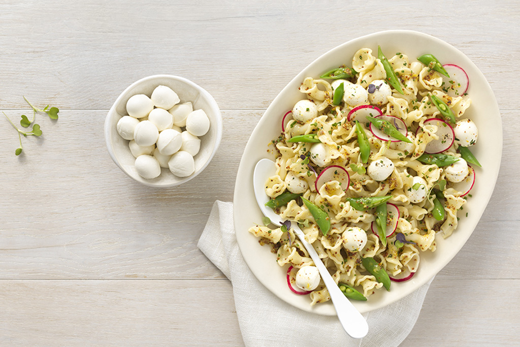 Salade de pâtes à l'ail rôti aux herbes fraîches et Bocconcini