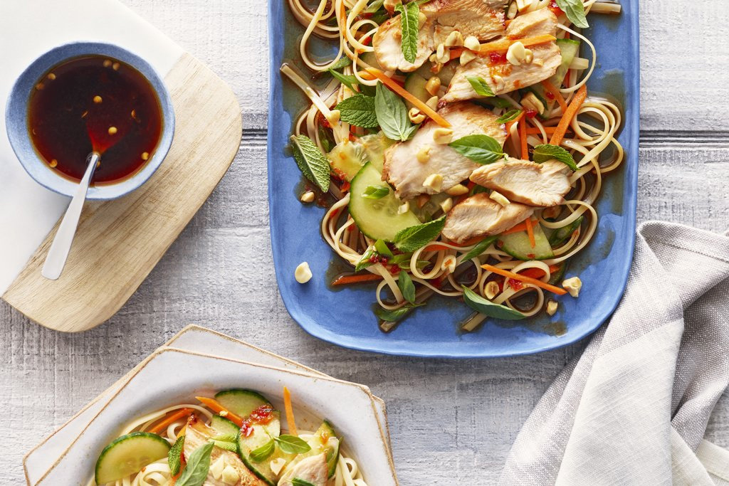 Salade de nouilles thaïe au poulet et au basilic