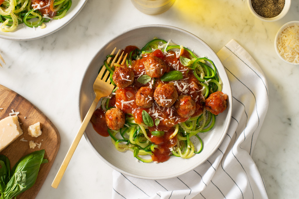 Boulettes de dinde sur nouilles de courgette